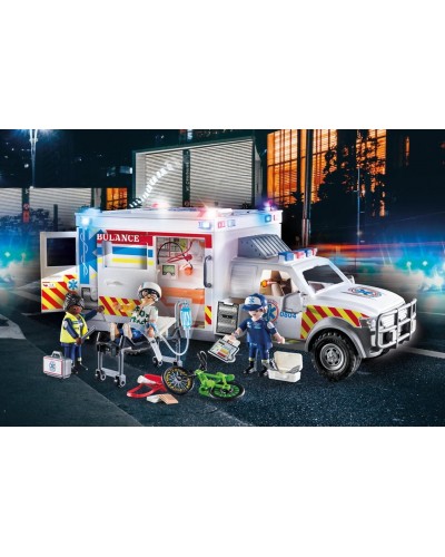 Ambulance avec secouristes et blessé